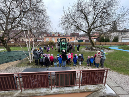 Na zahradu nám přijel traktor